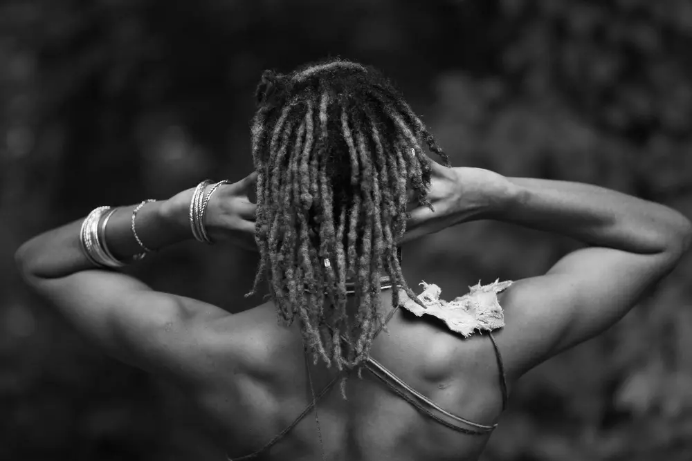 Chica con rastas desde detrás